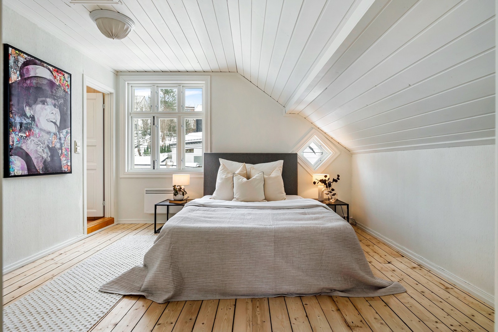 Hovedsoverommet ligger i loftsetasjen og fremstår som lyst og romslig med skråtak som gir rommet særpreg og karakter. Galleribilde