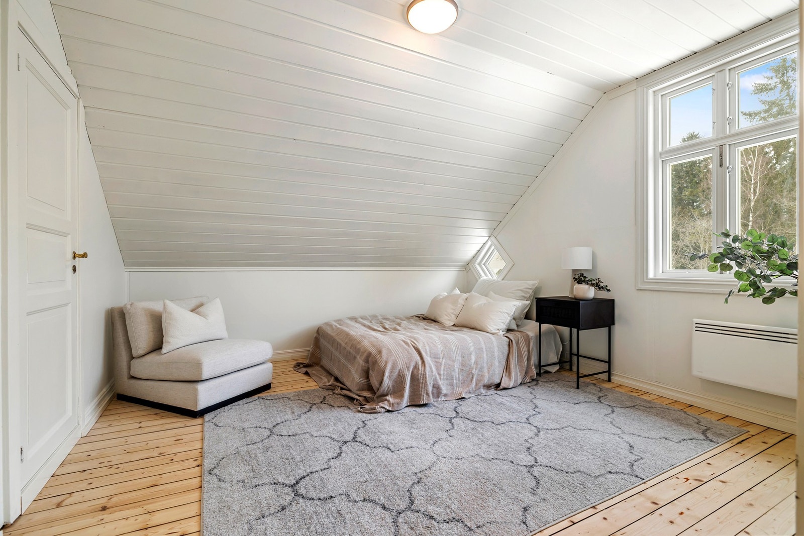 Soverom 2 har god størrelse og plass til seng og nattbord, samt øvrig møblement etter behov. Galleribilde