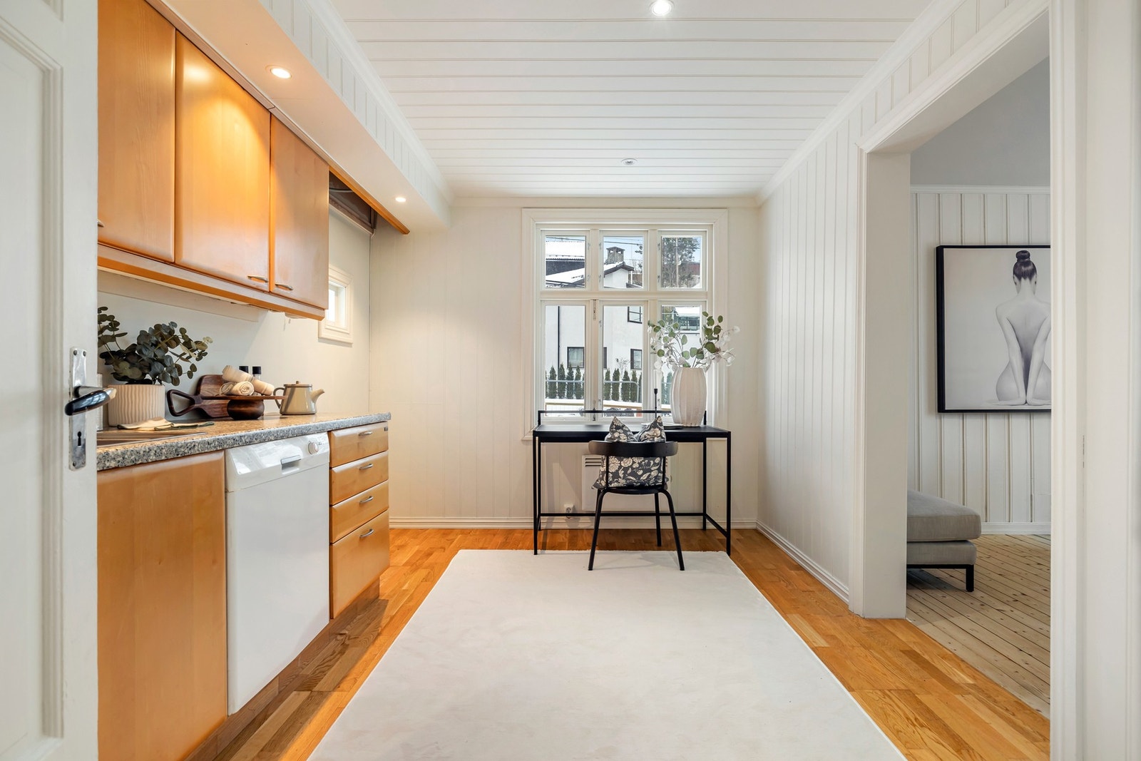 Fra spisestuen har du praktisk tilknytning til kjøkkenet. Galleribilde