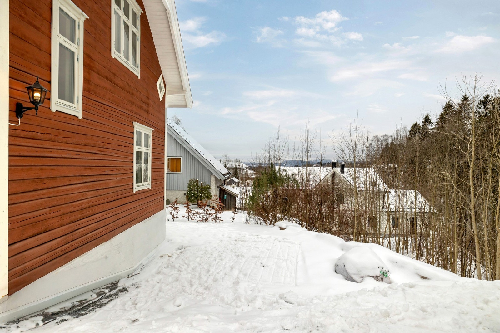 Tomten er bygget opp og pent opparbeidet på en og utearealet er skjermet og godt utnyttet. Galleribilde
