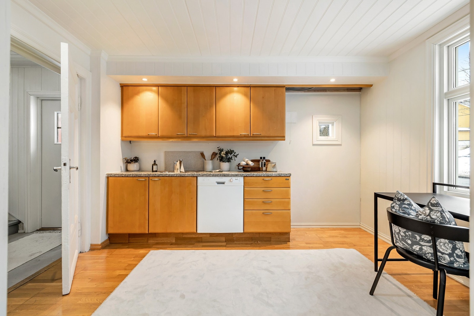 Kjøkkenet har en praktisk utforming med innredning langs én vegg. Galleribilde