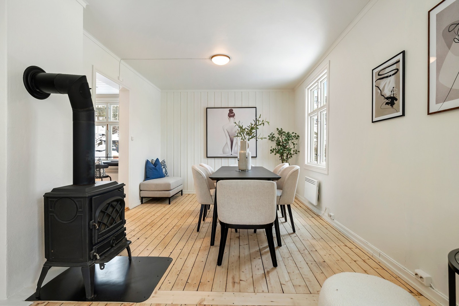 Spisestuen er romslig med god plass til et stort spisebord. Galleribilde