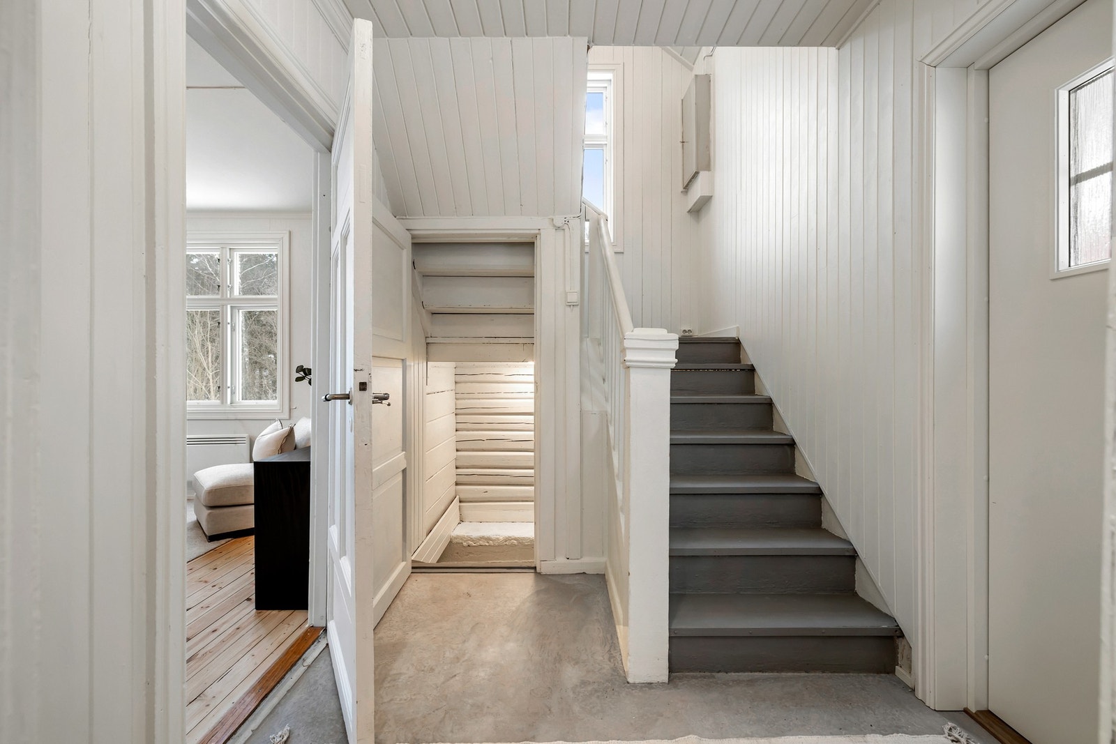 Entréen er lys og innbydende med plass til oppheng av yttertøy og sko, og fungerer som et ryddig og praktisk bindeledd mellom etasjene. Galleribilde