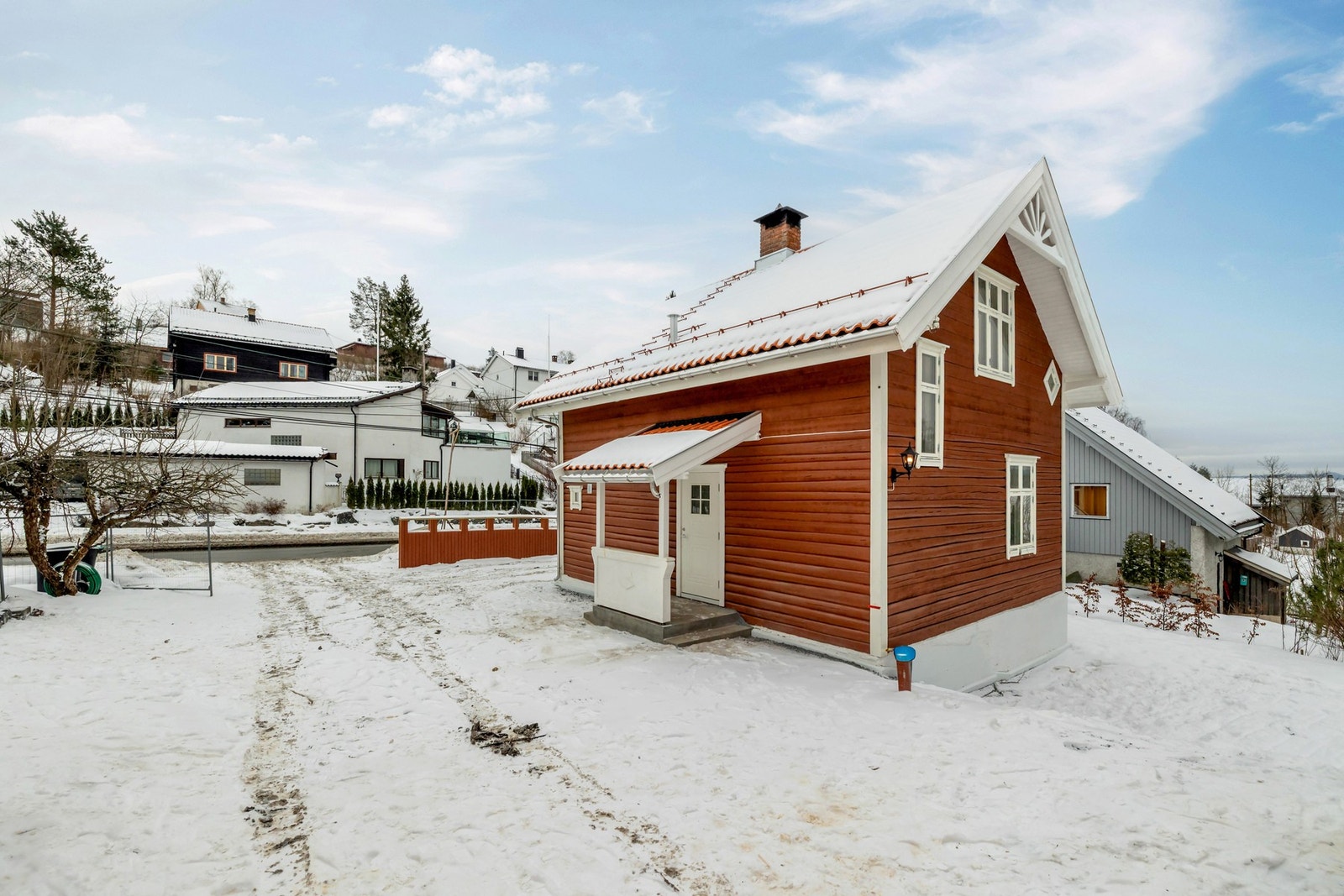 Det er blant annet lagt nytt tak, fasaden er pusset opp og dreneringen rundt boligen er skiftet i 2025. Galleribilde