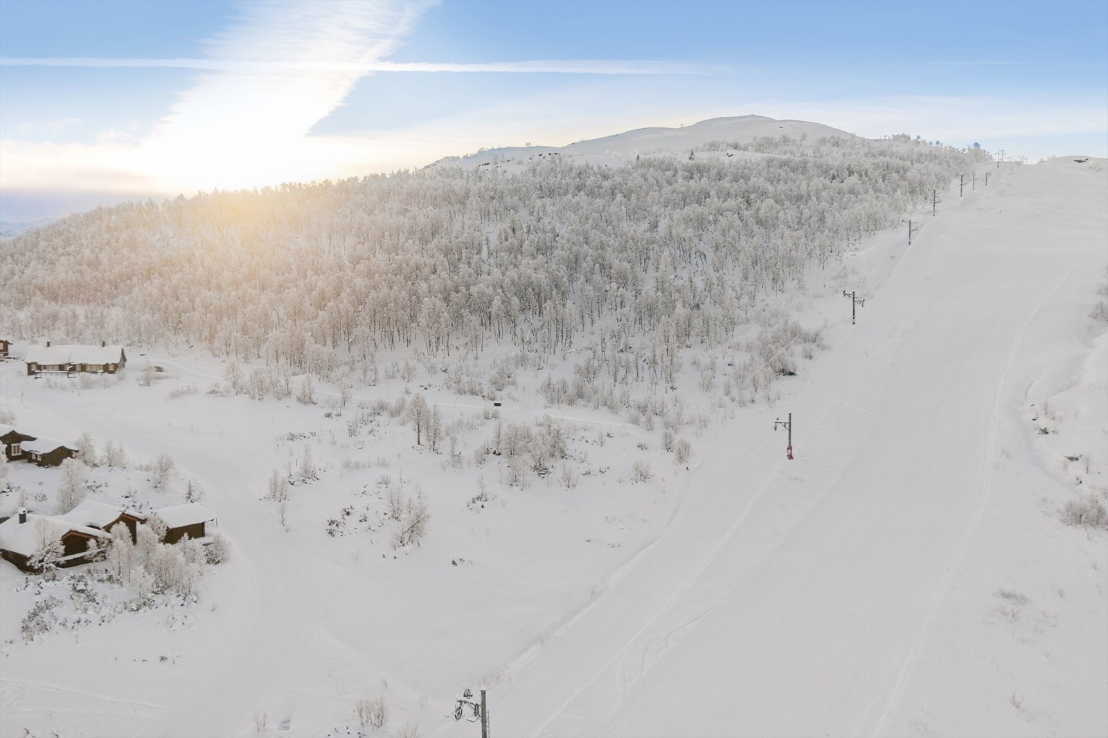 Alpinbakken på Heimveggli ligger som nærmeste nabo til tomtene. Her er det kort vei fra frokostbordet til første sving - du tar på deg skiene ved hytta og er i bakken på minutter. Galleribilde