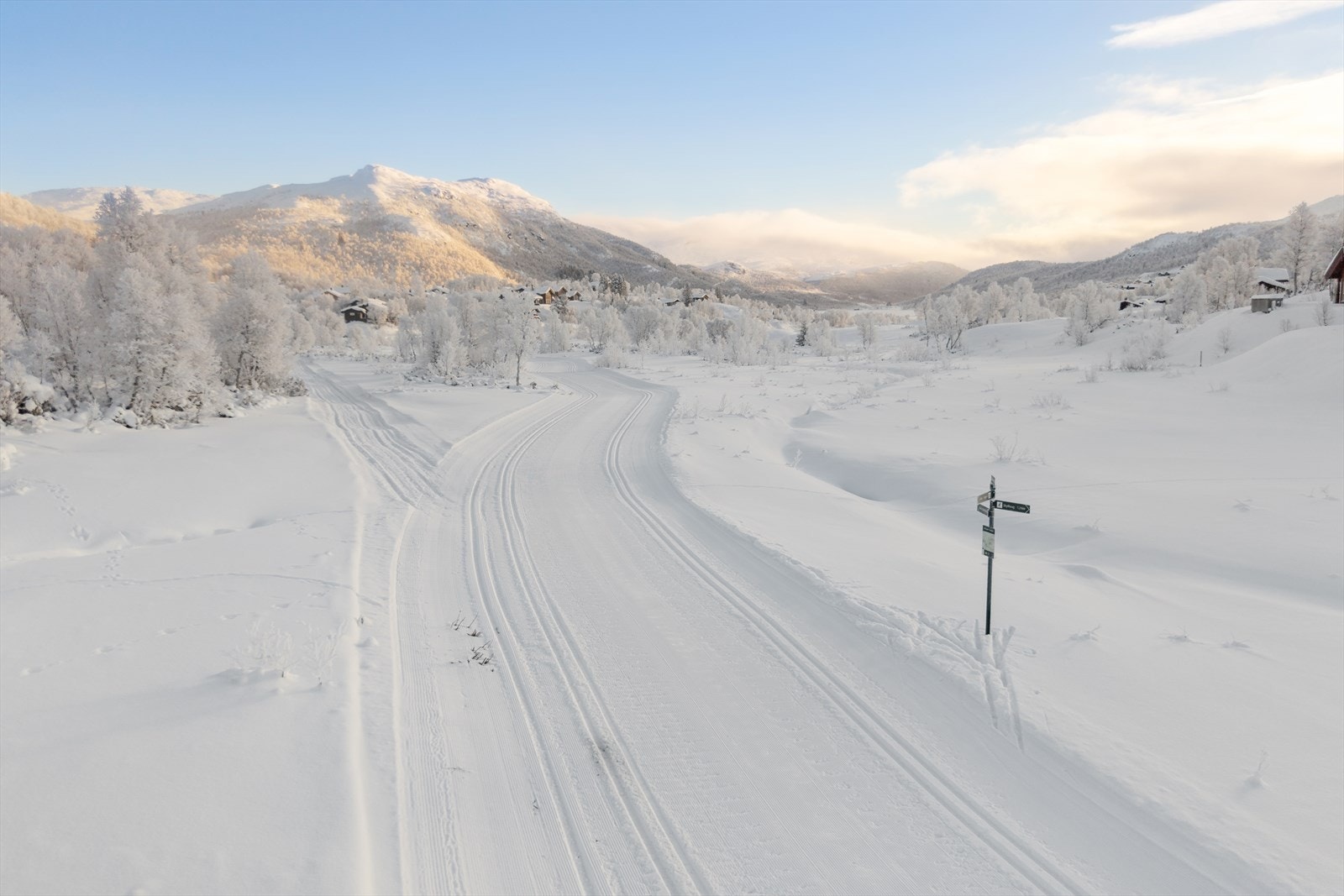 Langrenn på Heimvegli er akkurat slik man drømmer om at fjellet skal være. Du klikker i bindingene utenfor hyttedøra og glir rett ut i preparerte spor som slynger seg gjennom åpent høyfjell og stille bjørkeskog. Galleribilde