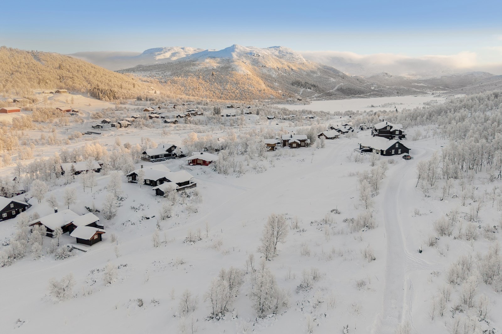 Vinteren byr på milevis med preparerte spor og varierte alpinanlegg, mens sommeren åpner fjellet med turstier, fiskevann og sykkelmuligheter i frisk, klar luft. Her kan du starte dagen med utsikt mot fjellene og avslutte den med solnedgang over vann og vi Galleribilde