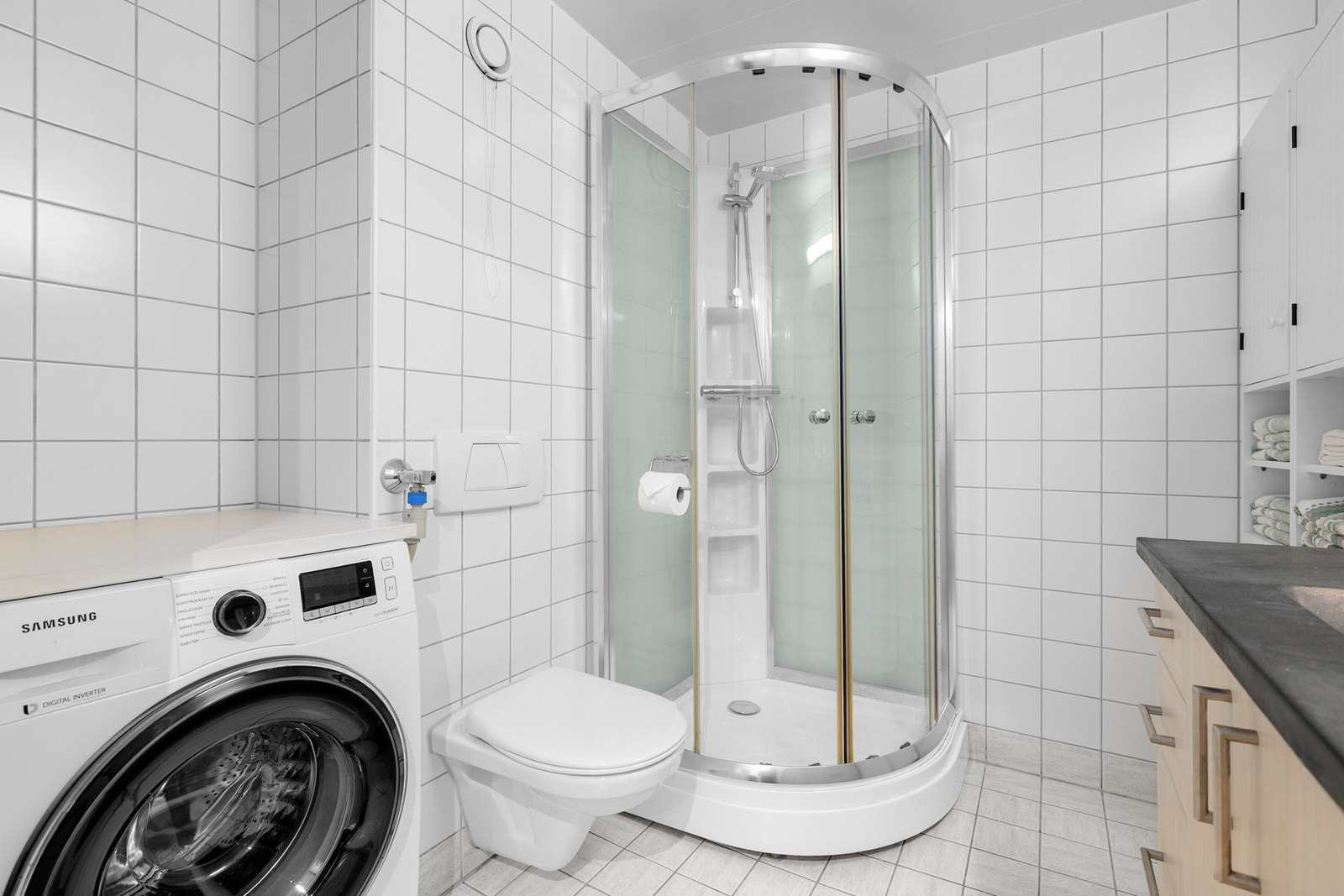 Opplegg for vaskemaskin og elektriske varmekabler i gulv. Galleribilde