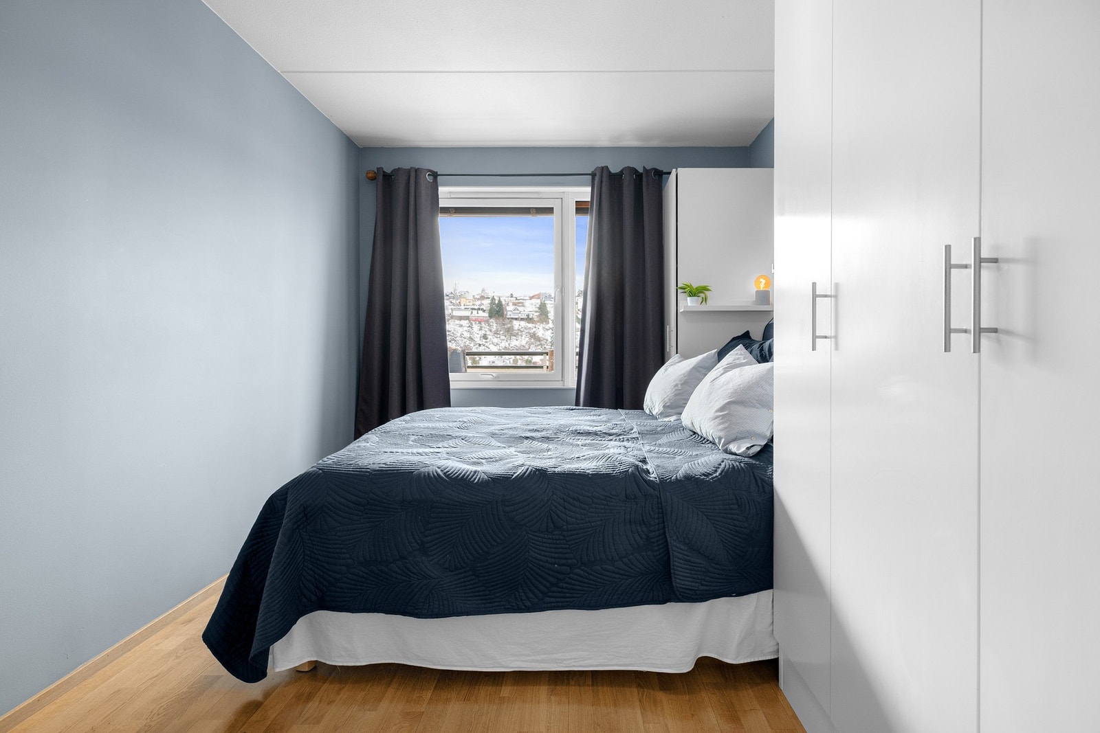 Soverom av god størrelse med plass til dobbeltseng og garderobeløsning. Galleribilde