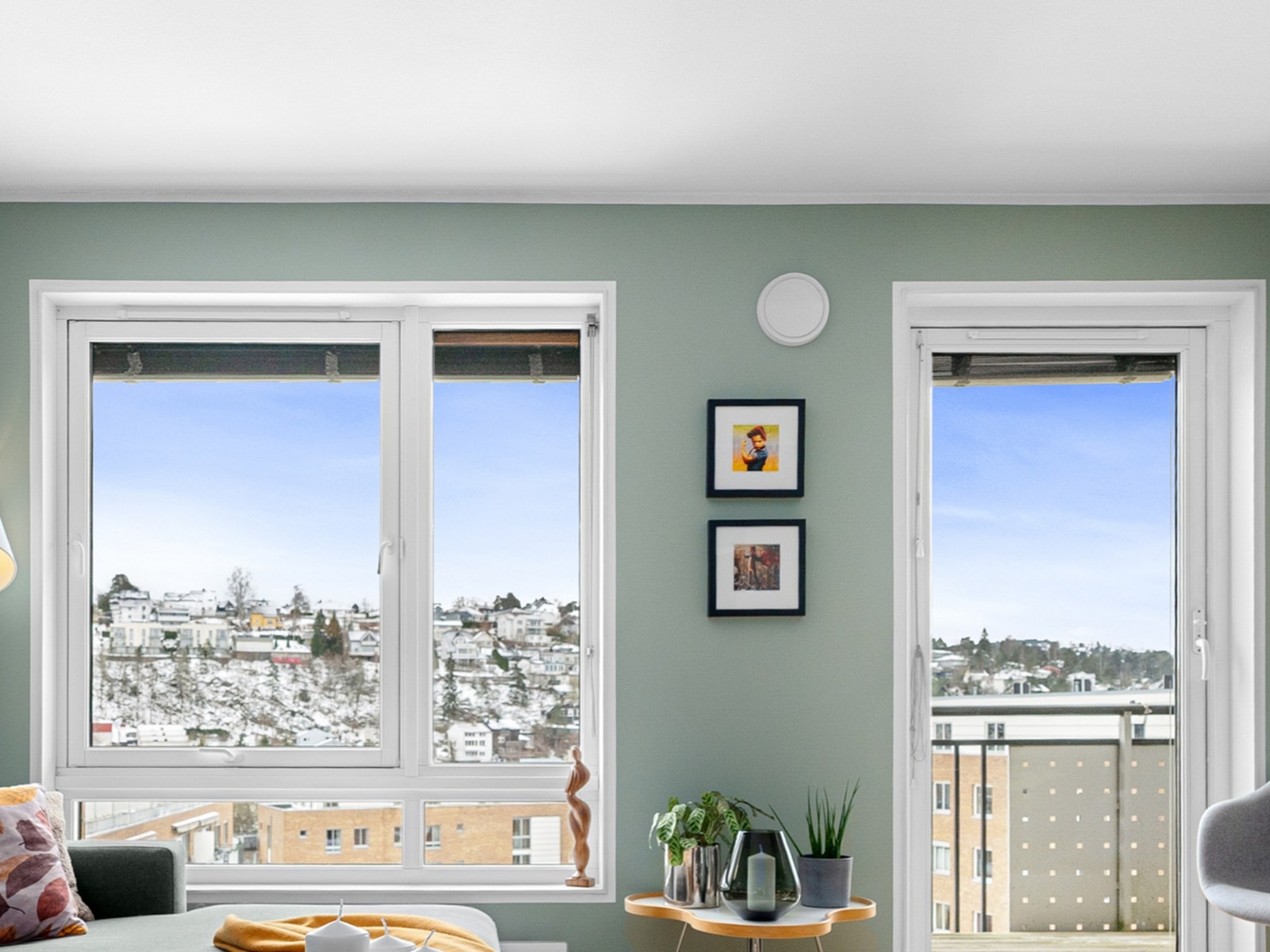 Store vindusflater gir rikelig med naturlig lys. Galleribilde