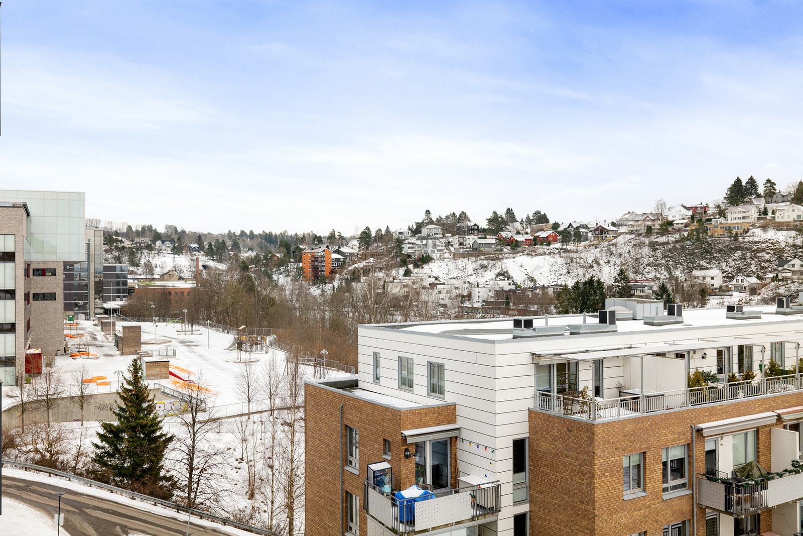 Leiligheten har en attraktiv intern beliggenhet i 5. etasje med fin og åpen utsikt. Galleribilde