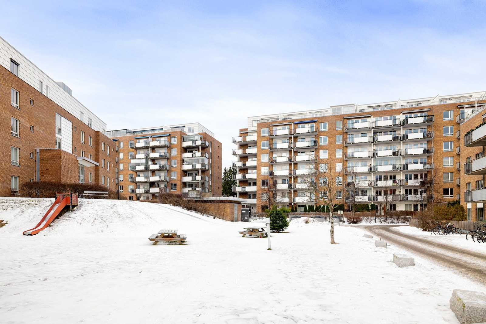 Det er meget gode kollektivforbindelser lett tilgjengelig i nærområdet. 37-bussen går døgnet rundt og stopper i kort gåavstand leiligheten. Helsfyr stasjon ligger i gangavstand med hyppige avganger for flere bussforbindelser, inkludert 21-bussen og flybus Galleribilde