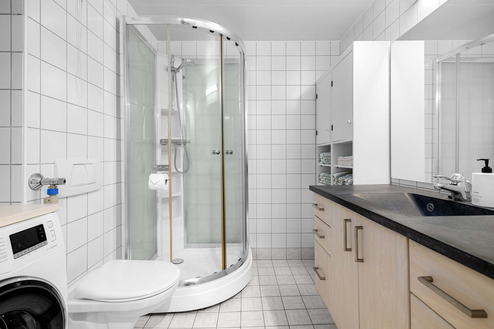 Bad fra 2002. Badet er utstyrt med blant annet dusjkabinett og vegghengt wc. Galleribilde