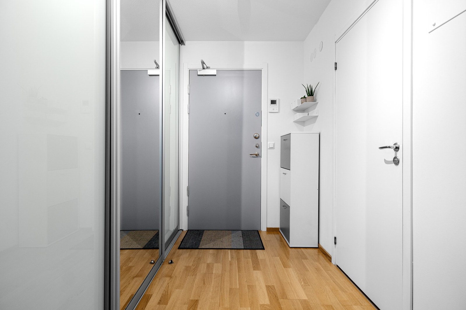 Romslig entré med stort skyvedørsgarderobeskap som gir svært gode oppbevaringsmuligheter. Galleribilde