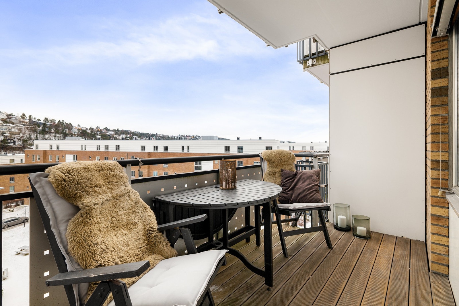 Sørøstvendt balkong på ca. 8 m² med gode solforhold og fin, åpen utsikt. Galleribilde