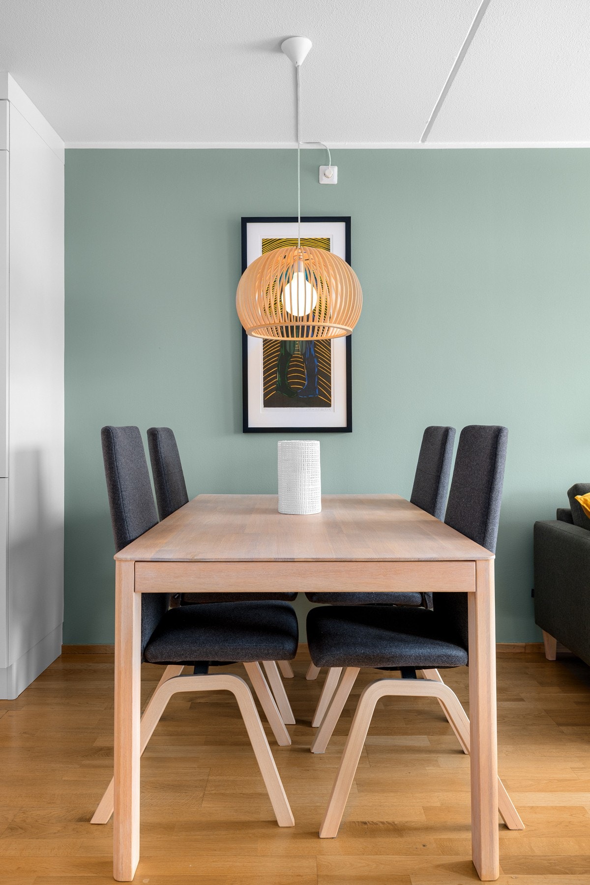 Naturlig plass til et større spisebord i tilknytning til kjøkkenet. Galleribilde