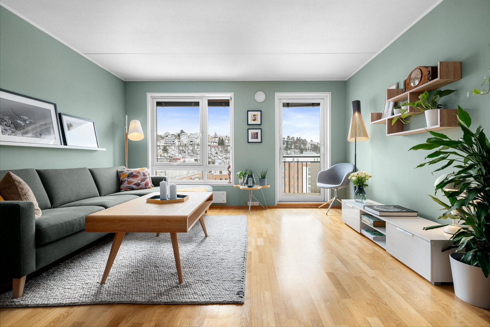 Lys og innbydende stue med god plass til sofagruppe. Galleribilde