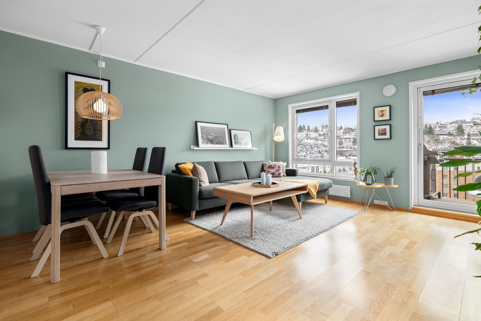 Kaja Fossberg i PrivatMegleren presenterer Etterstadkroken 7E! Lys og romslig 2-roms andelsleilighet i 5. etasje med heis. Leiligheten har romslig balkong på ca. 8 kvm med gode solforhold og fin, åpen utsikt. Galleribilde