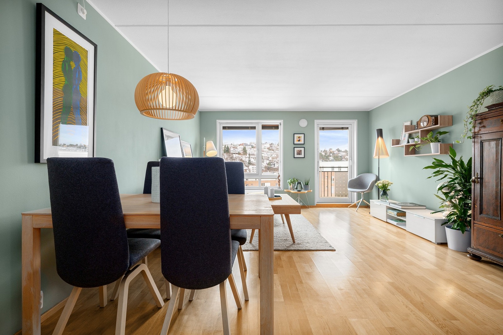 Vegger i stue og kjøkken ble malt i 2024 - i en harmonisk farge. Galleribilde