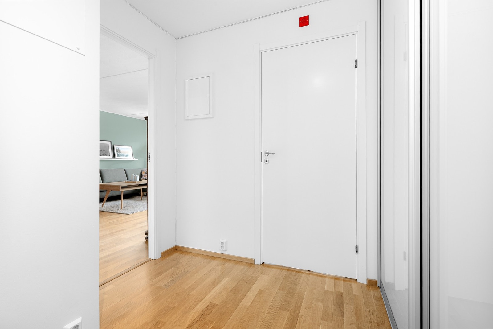 Entré med inngang til soverom og baderom. Galleribilde