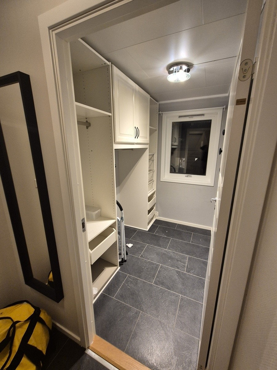 Walk-in closet ved gang Galleribilde