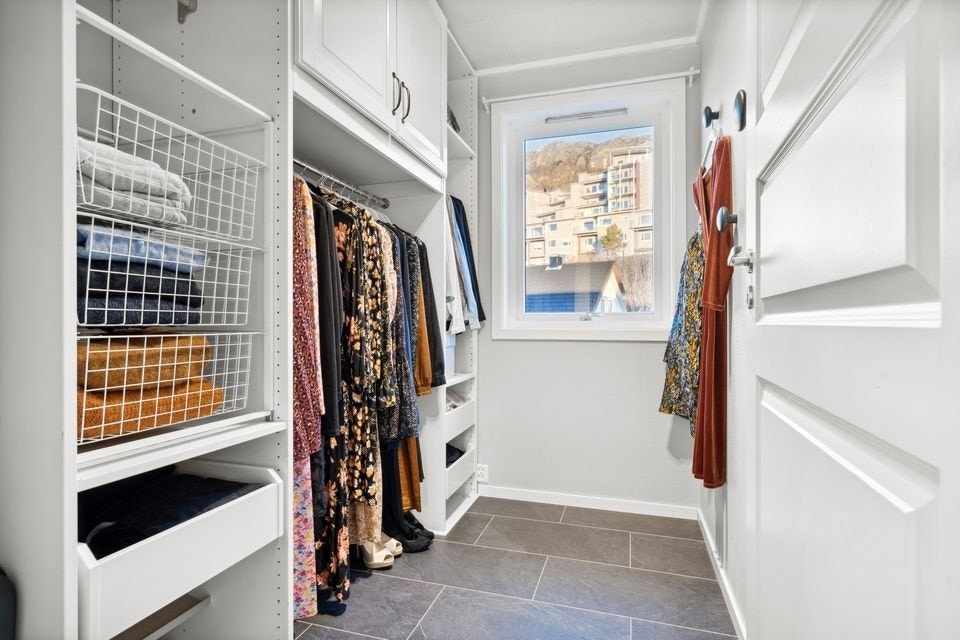 Walk-in closet ved gang Galleribilde