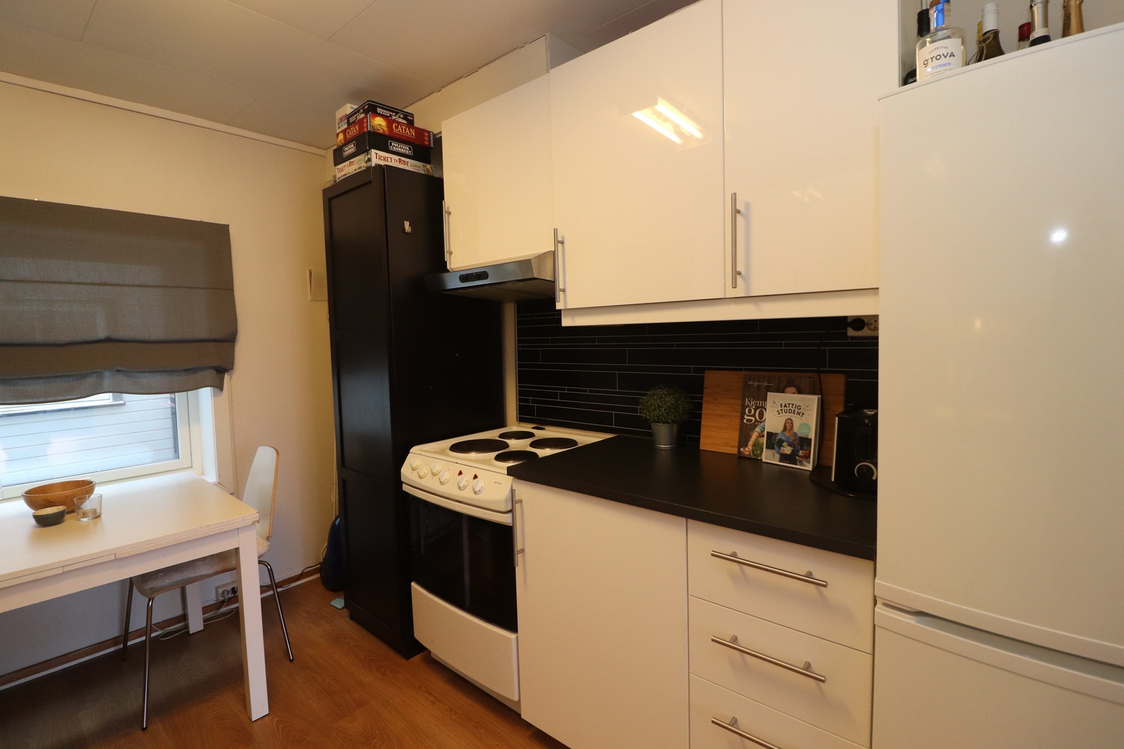 God plass til spisebord på kjøkken Galleribilde