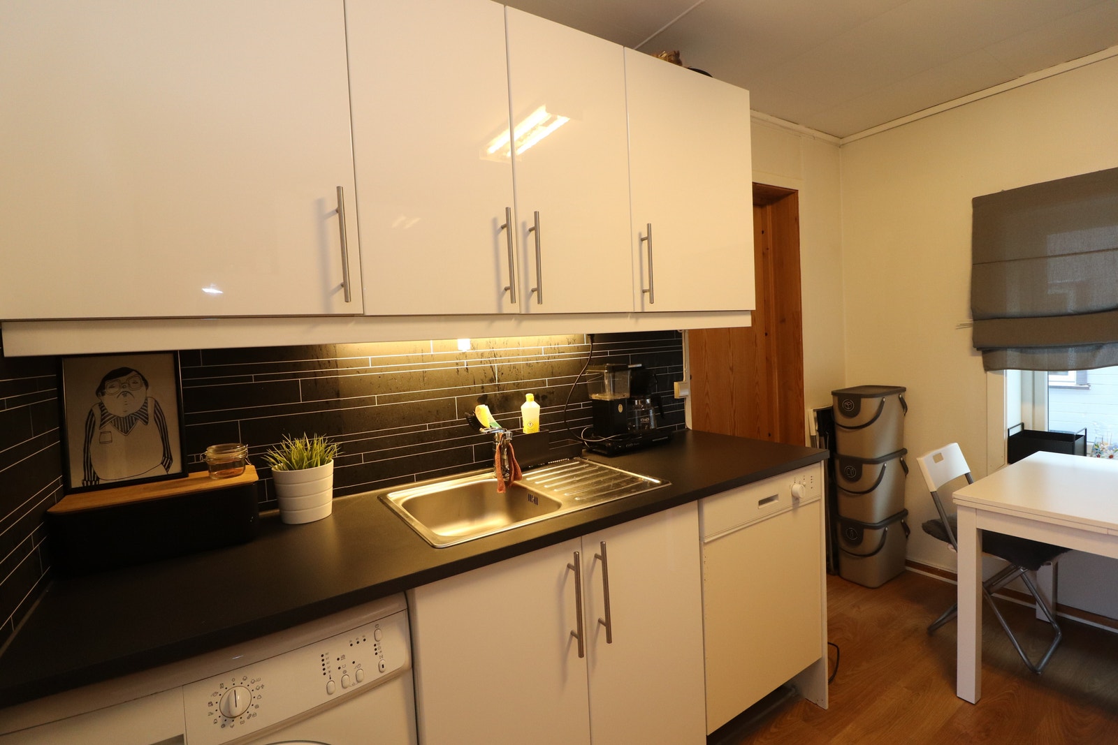 Utgang til baktrapp sees i bakkant. Leiligheten har 2 innganger. Galleribilde