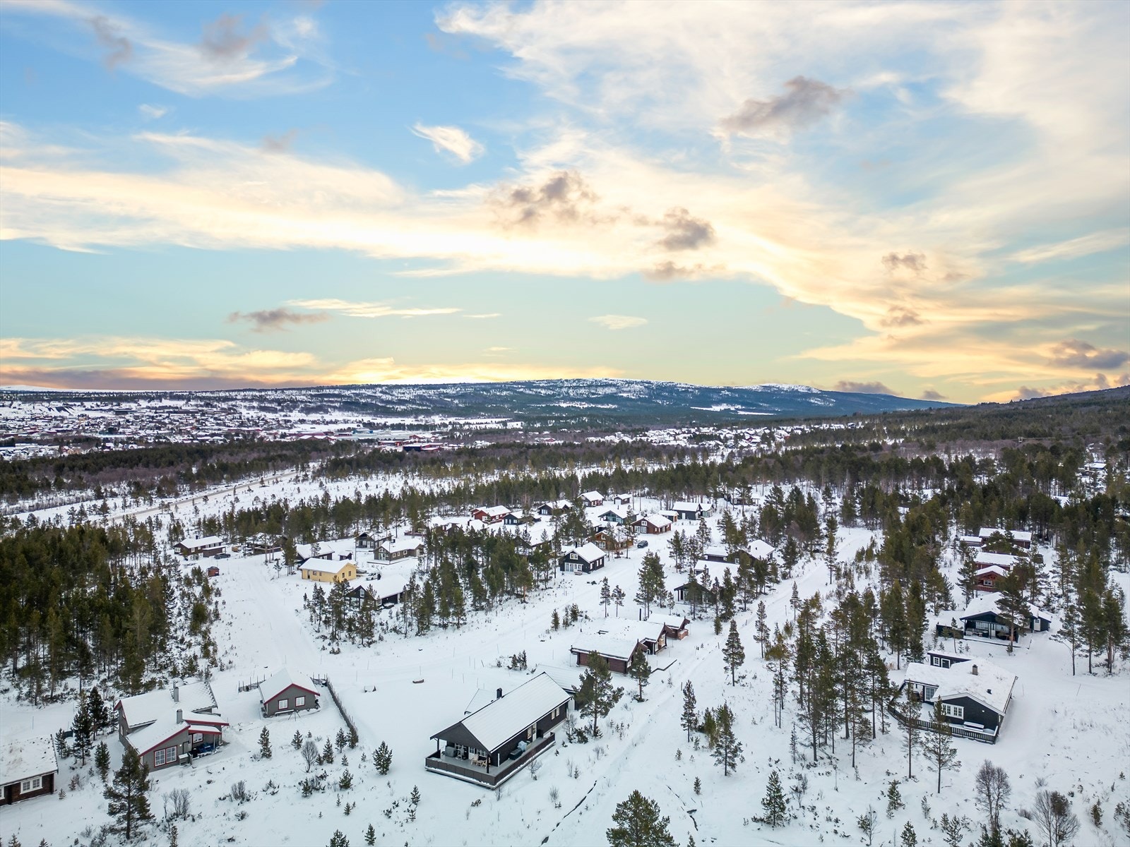 Heimdal Eiendomsmegling AS ønsker deg velkommen til Håneset hyttefelt - Ingen klausul fra utbygger - altså fritt valg av hyttetype og leverandør. Foto: Interiørfoto v/ Haukdal. Galleribilde