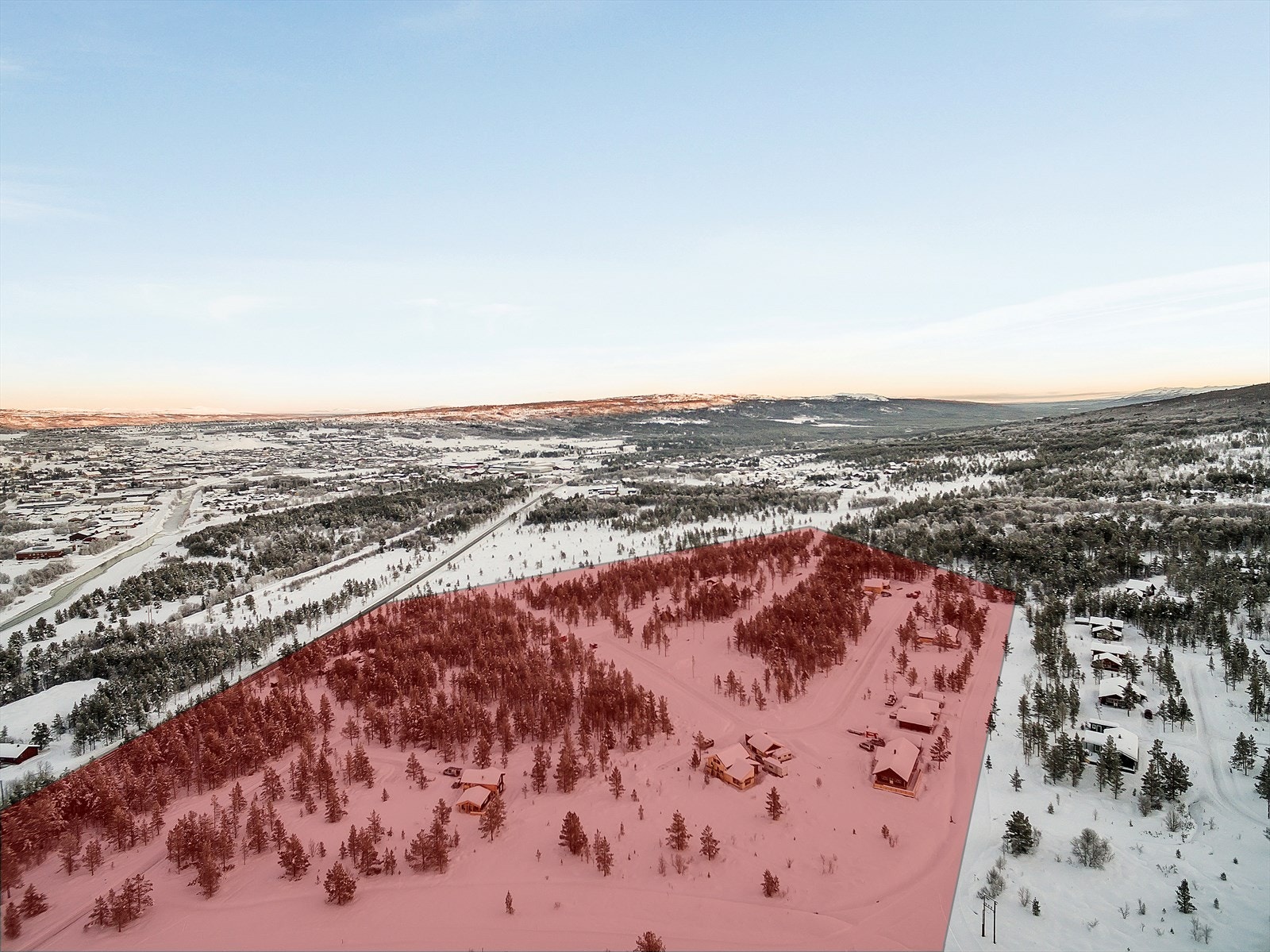 På Røros finner dere et meget bredt kulturtilbud med bl.a.: golfbane, bowlinghall, alpinbakke for barn, dagligvarebutikker, kjøpesenter, restauranter, etc. Galleribilde