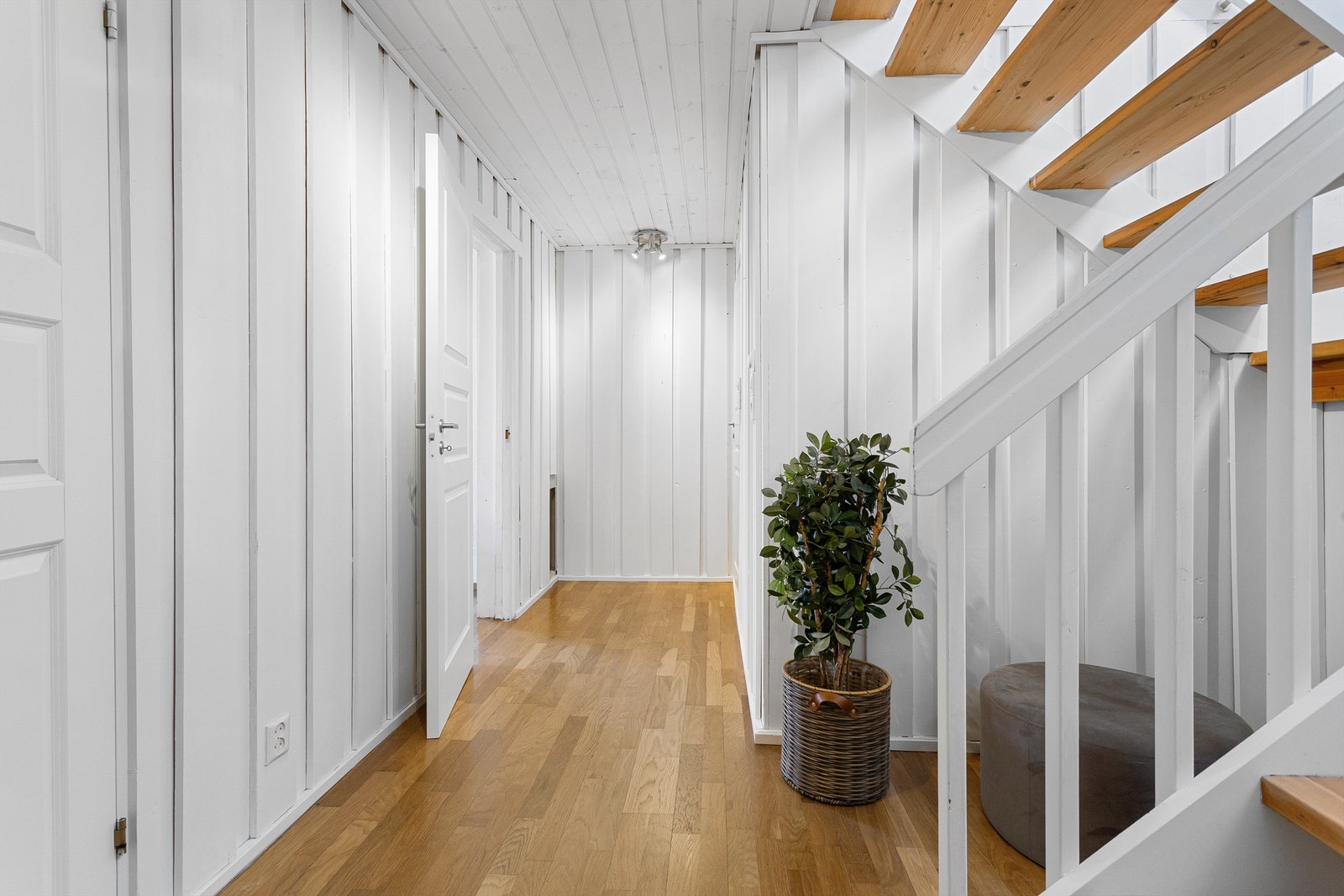 Gang med trappegang til 1. etasje Galleribilde