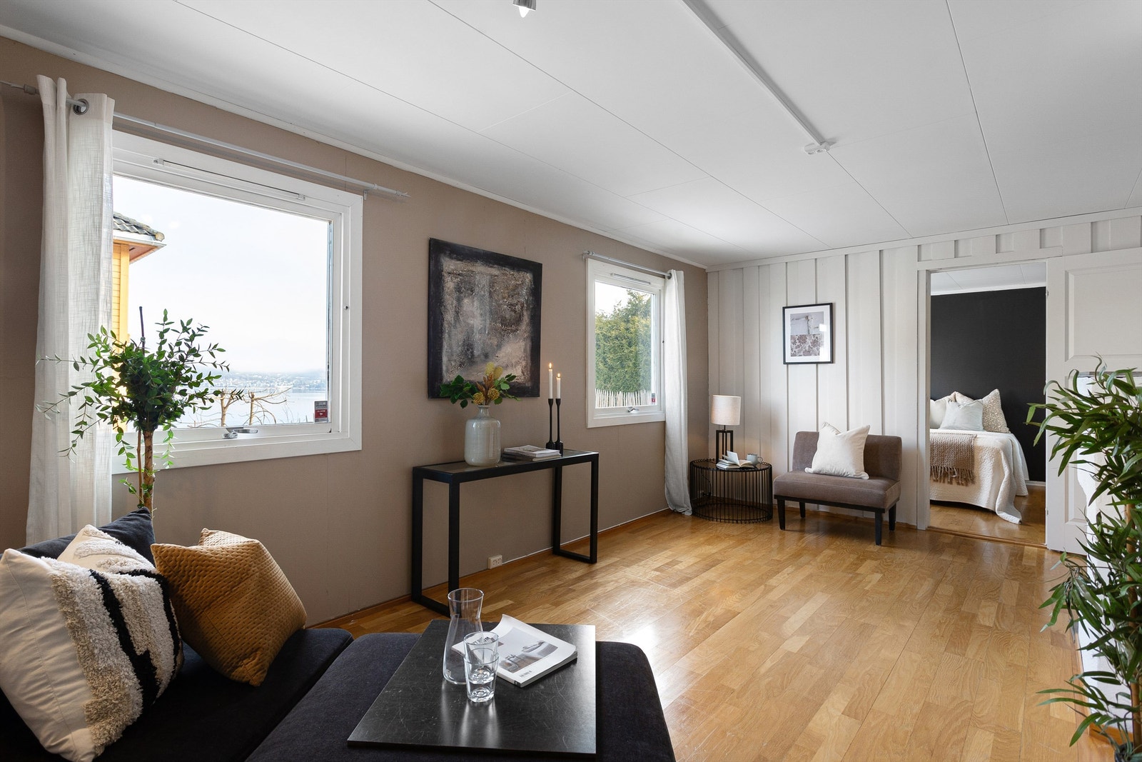 Stue i underetasjen med innmurt peis og gulvvarme Galleribilde