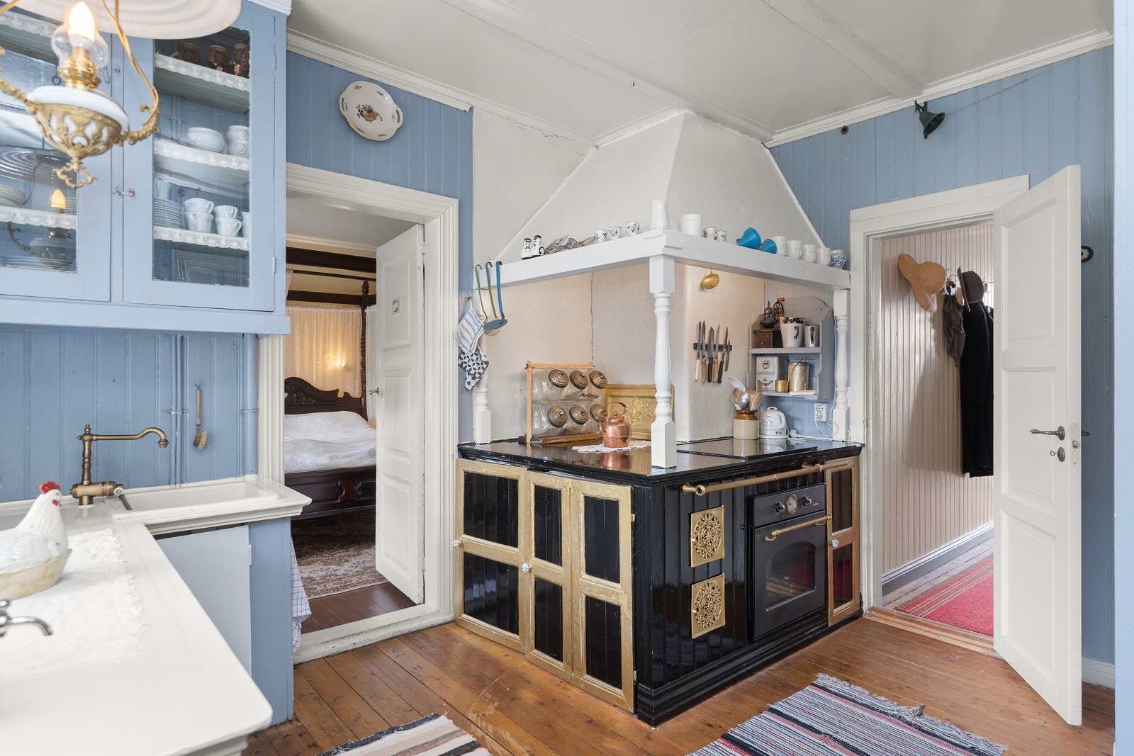 Kjøkkenet er tilbakeført i gammel stil med smarte, moderne løsninger. Galleribilde