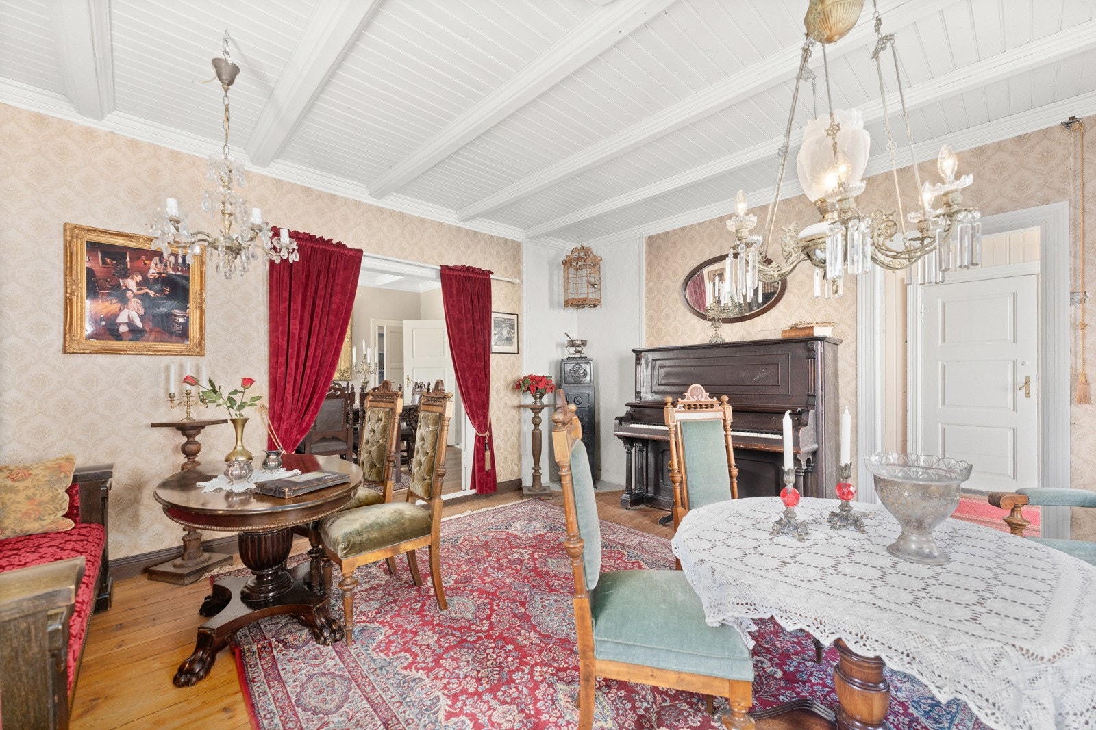 Leilighet i første etasje med herskapelig stue. Galleribilde