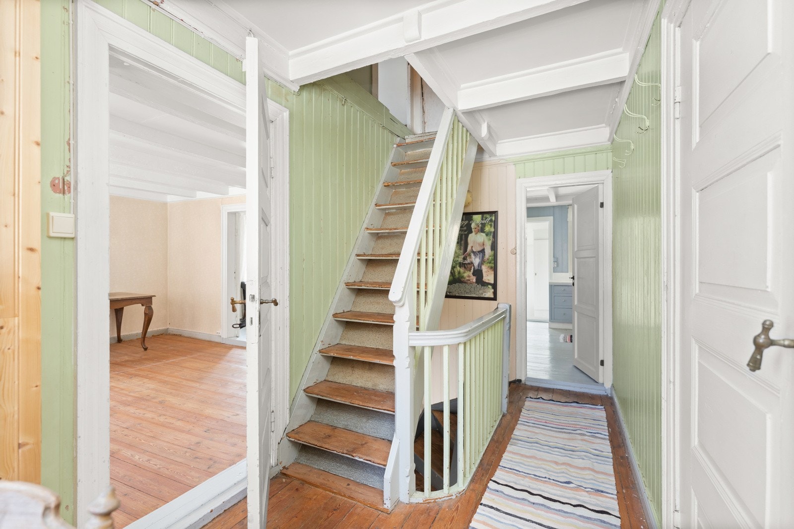 Gang i andre etasje med trapp til loft som har mange muligheter. Galleribilde