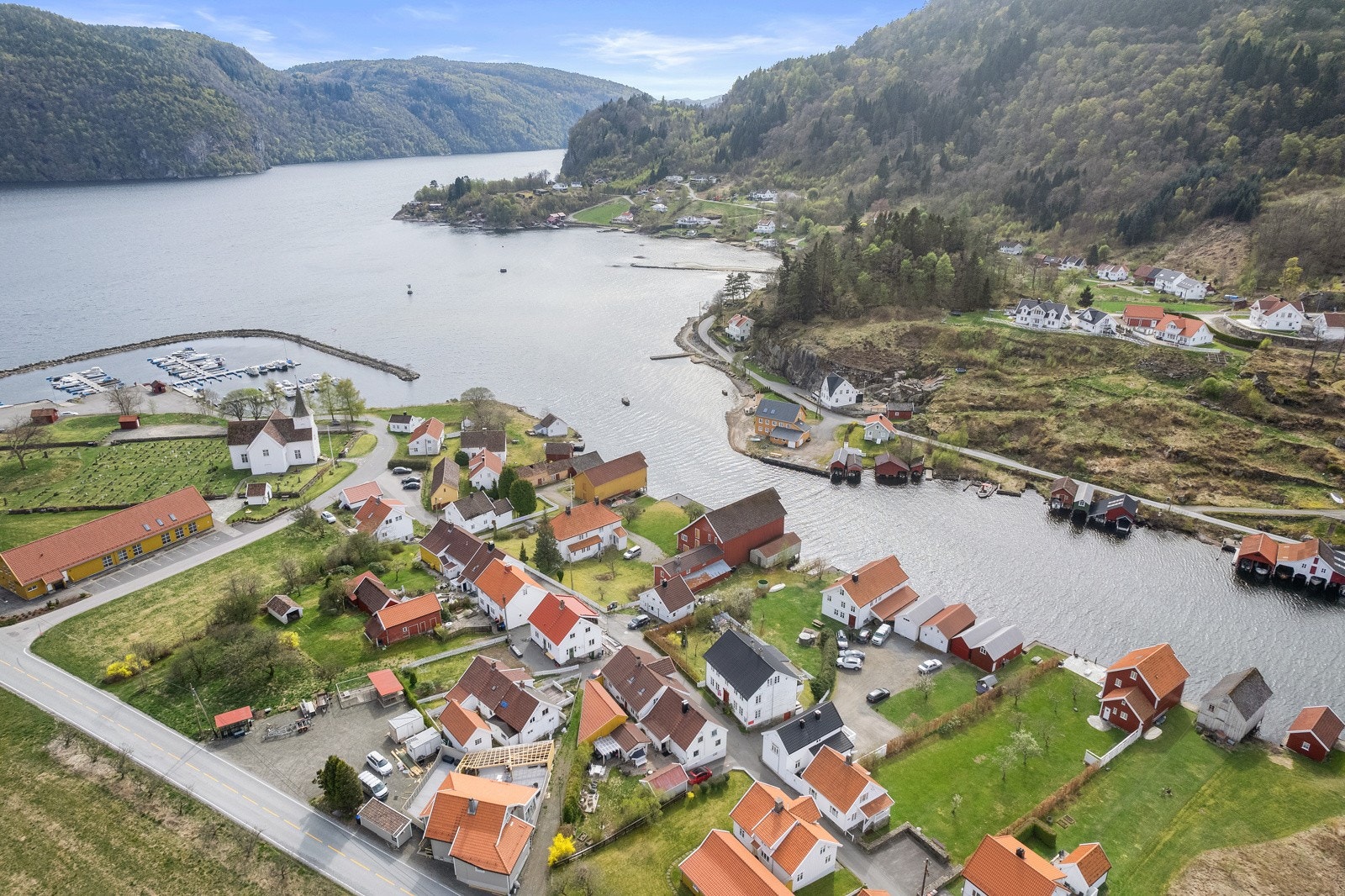 Ved småbåthavna er det nylig blitt opparbeidet en fin bobilcamp. Galleribilde