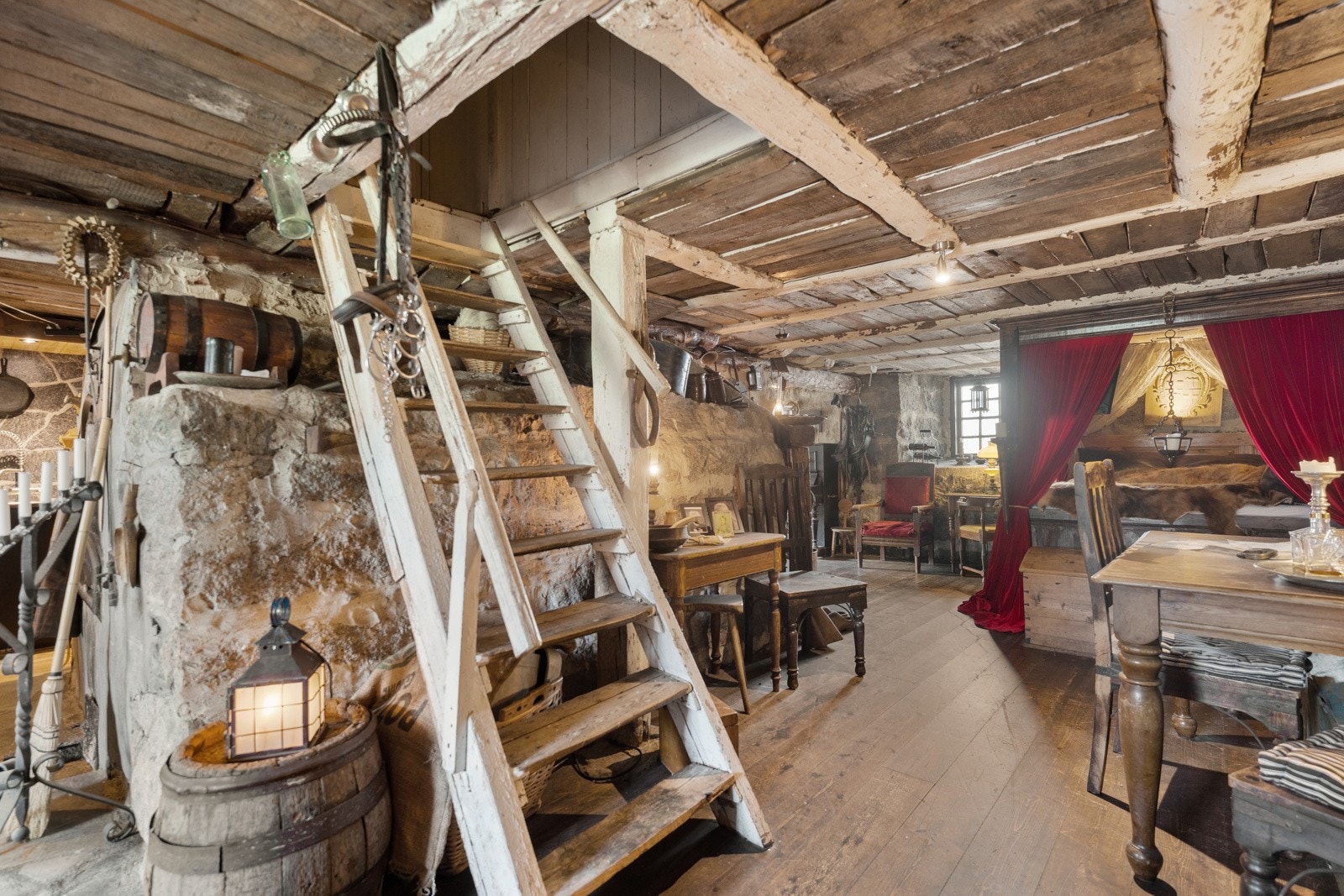 I midten av rommet er det en stor bakerovn og grue. Galleribilde