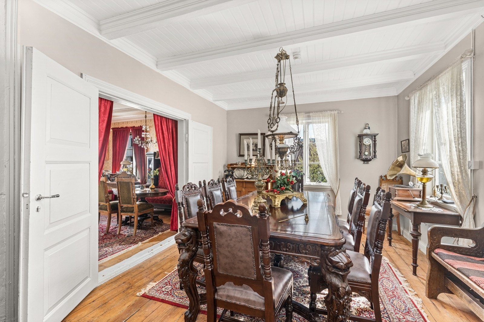 Spisestue mellom stue og kjøkken. Galleribilde