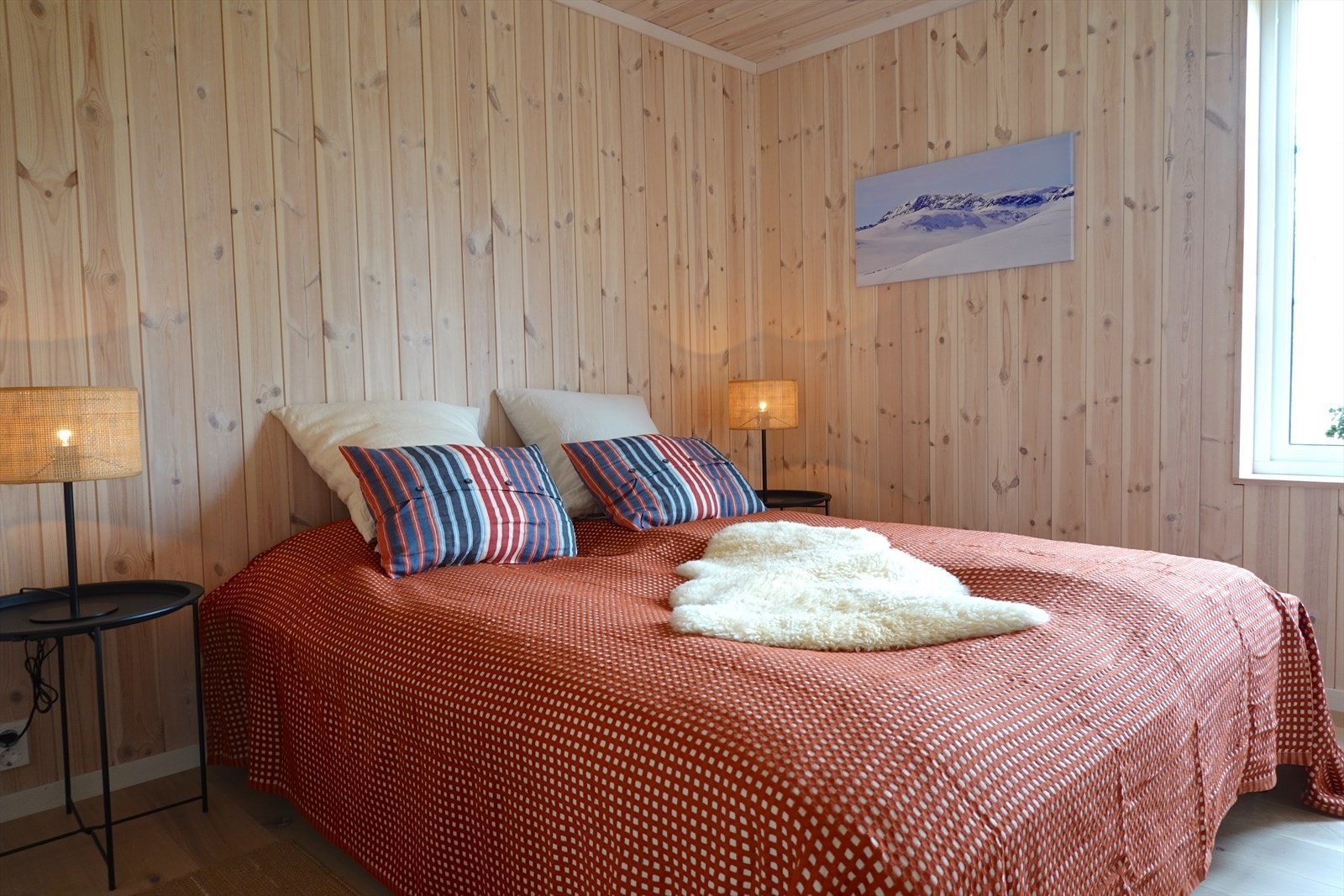 Hovedsoverommet er på 10 kvm og har egen adkomst til den sørvestvendte terrassen. Galleribilde