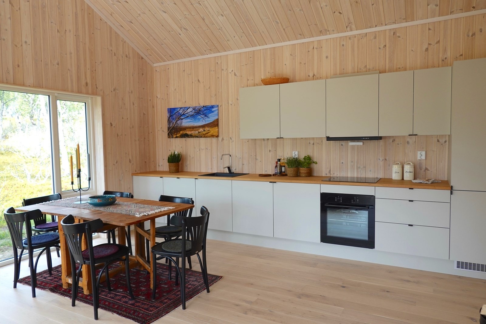 Her får du lekkert kvalitetskjøkken fra Designa med soft-close og integrerte hvitevarer. Benkeplaten er i eik og kjøkkenet er i sin helhet vurdert til TG0 av takstmann. Galleribilde