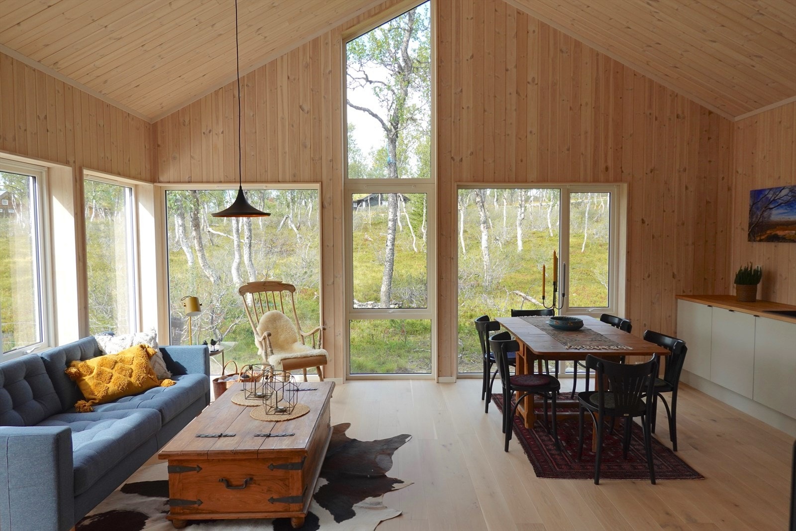 Innvendig er veggene kledd med hvitlasert panel som sammen med den gode takhøyden gir en luftig romfølelse. Galleribilde