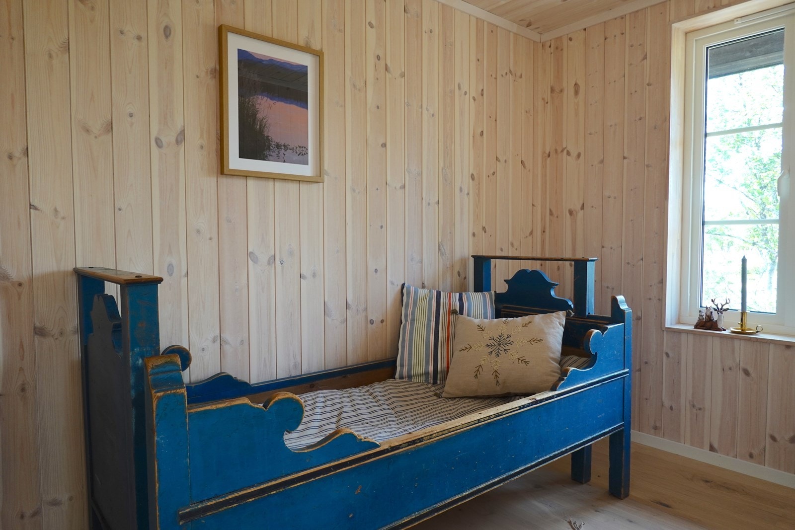 Soverom nummer to måler 8 kvm og byr på god plass til dobbeltseng og garderobeløsning. Galleribilde