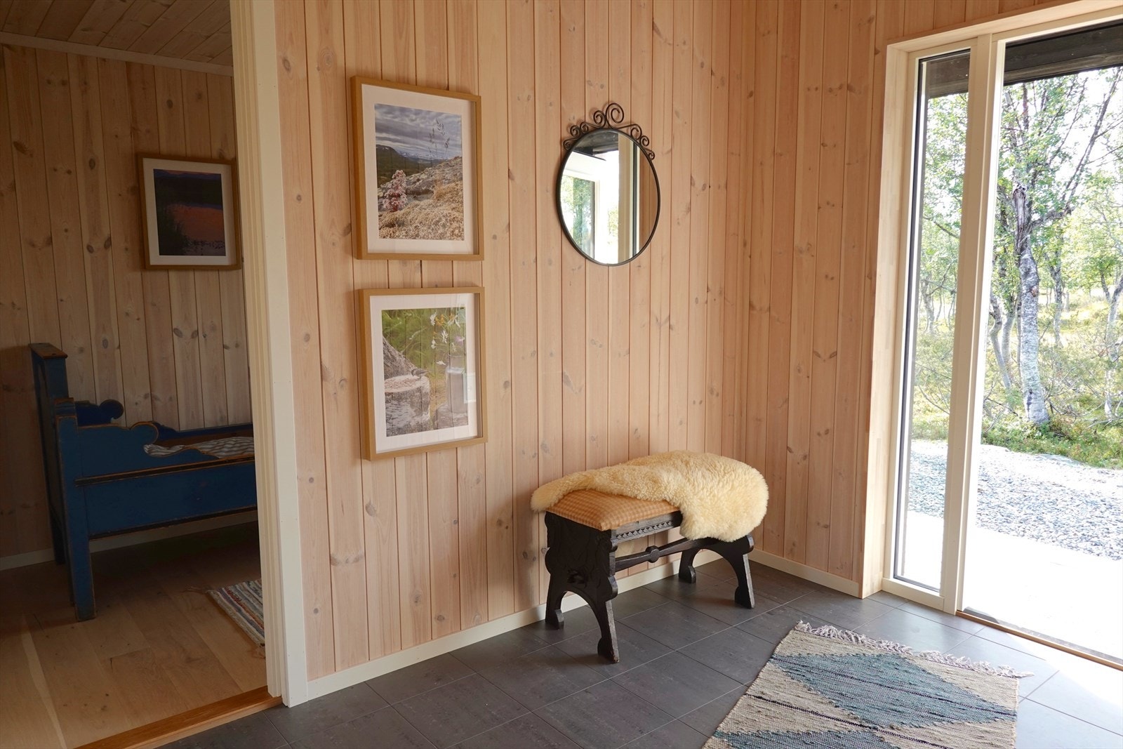 En lekker entré/gang med flislagt gulv, ønsker deg velkommen inn i hytta. Galleribilde