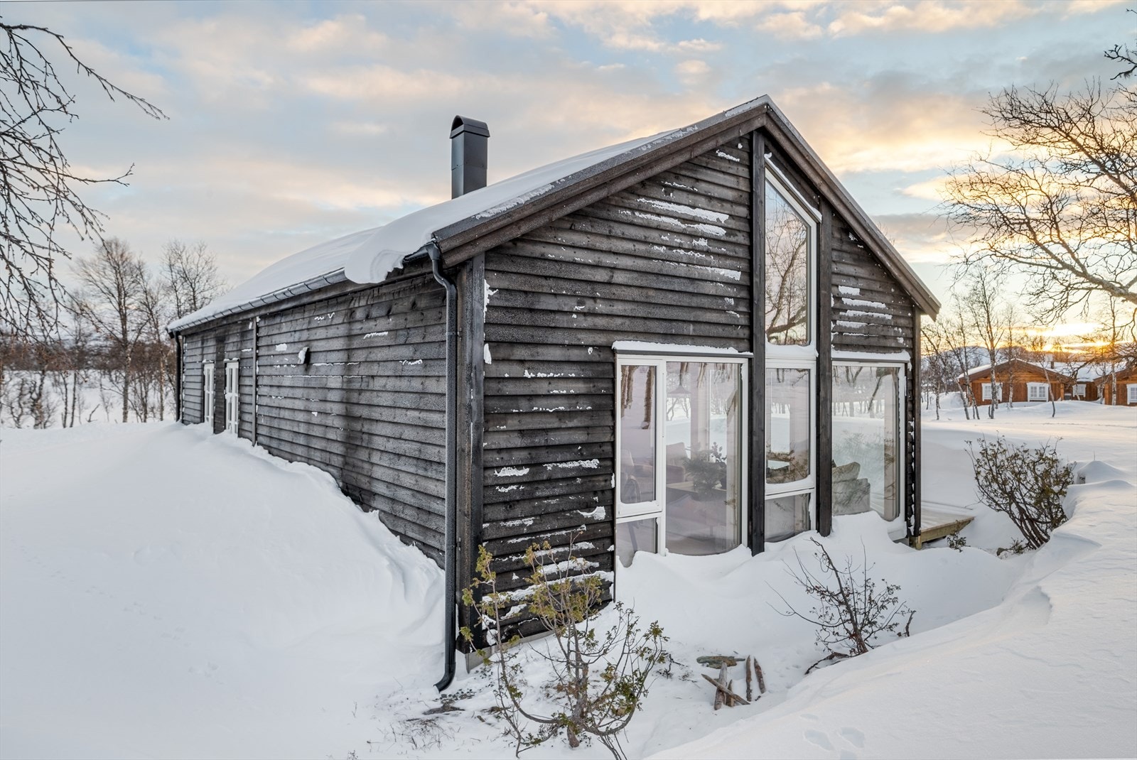 Det er helårsvei til hytten og parkering på egen tomt. Galleribilde