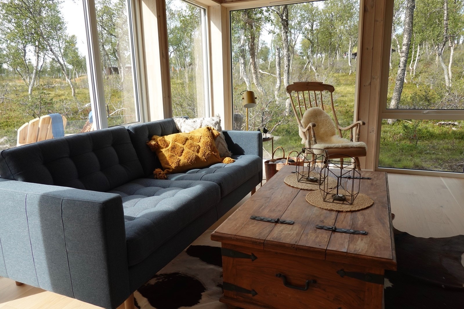 Gjennom store vindusflater har du nydelig utsikt til den vakre naturen som omkranser hytten på alle kanter. Galleribilde