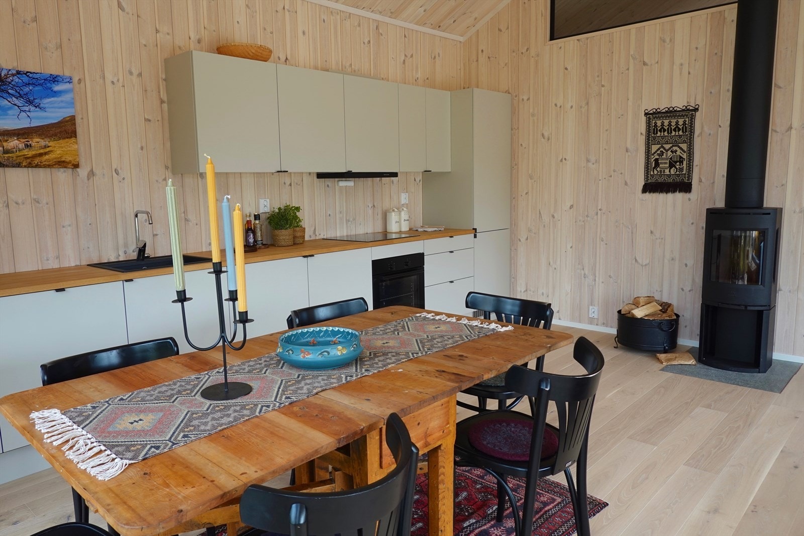 Hytten strekker seg over 76 kvm med 3 store soverom, åpen stue/kjøkken løsning med god takhøyde og store vindusflater som bidrar til en luftig romfølelse. Galleribilde