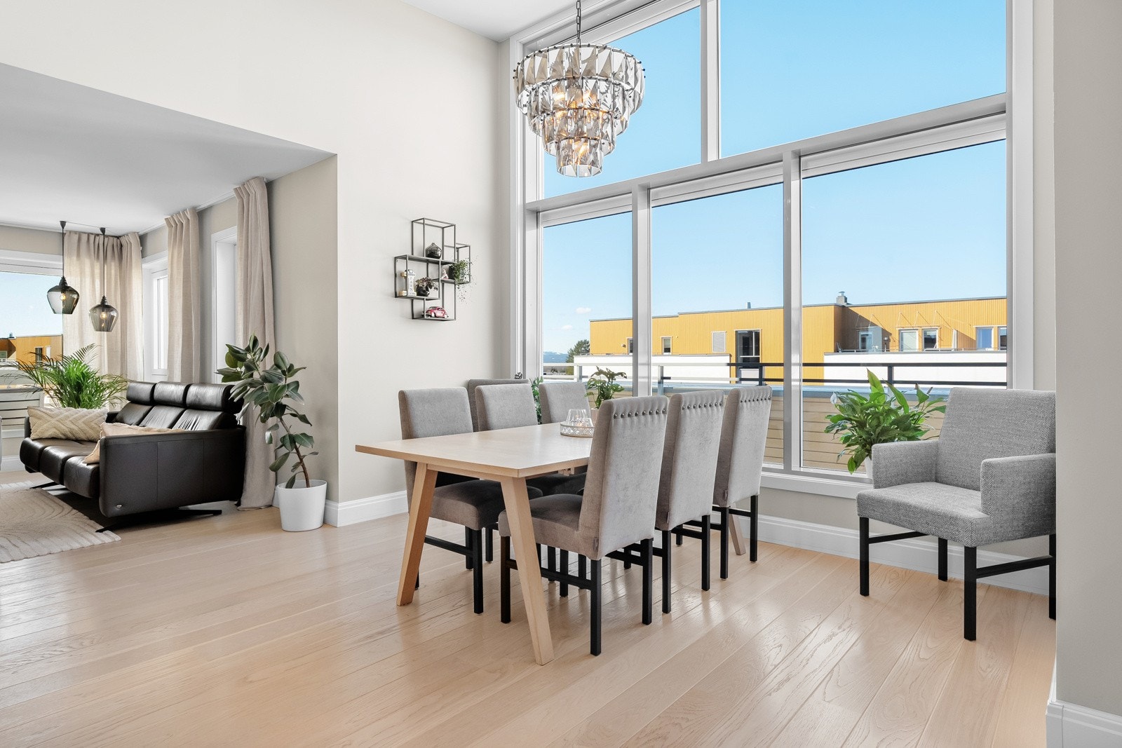 Endeleiligheten har svært gode lysforhold med vindusflater på tre av boligens sider. Galleribilde