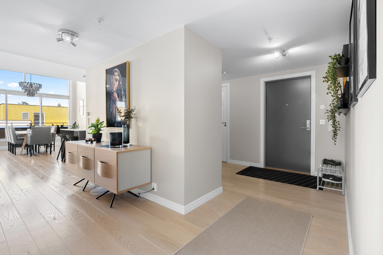 Leiligheten har adkomst via felles trappegang med heisadkomst direkte til garasjen. Callinganlegg. Galleribilde