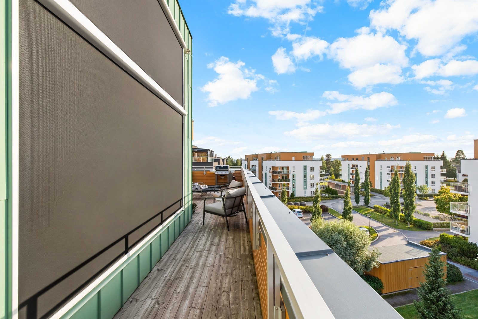 Solskjerming på vinduene styres via fjernkontroll. Galleribilde