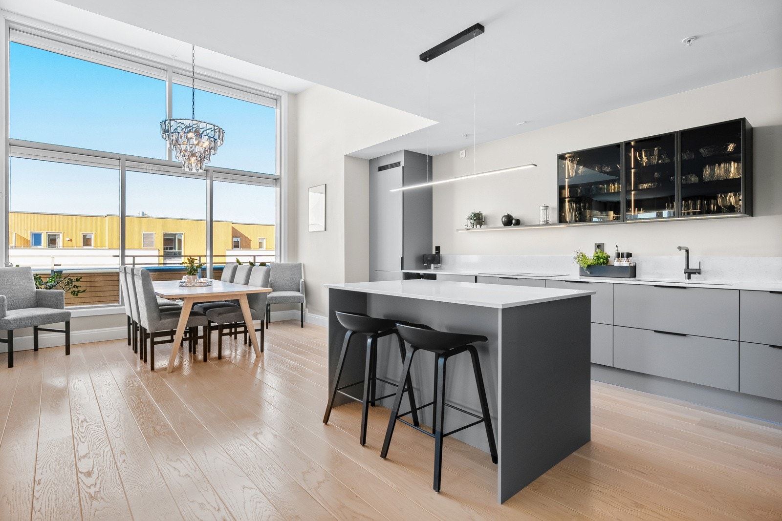 Kjøkkenet er praktisk og påkostet. Her har du også godt med skap- og benkeplass. Galleribilde